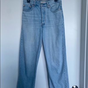 Levi’s Lightwash Ribcage Straight Jean